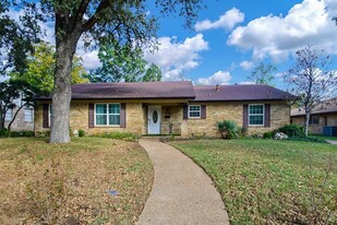 2404 Crestview Cir in Irving, TX - Foto de edificio - Building Photo