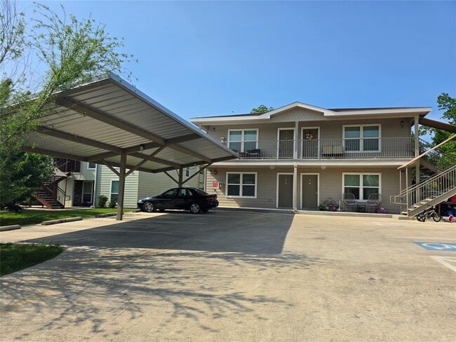property at 702 W 6th St