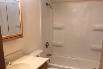 555 W John St, Unit 101 in Markesan, WI - Foto de edificio - Building Photo