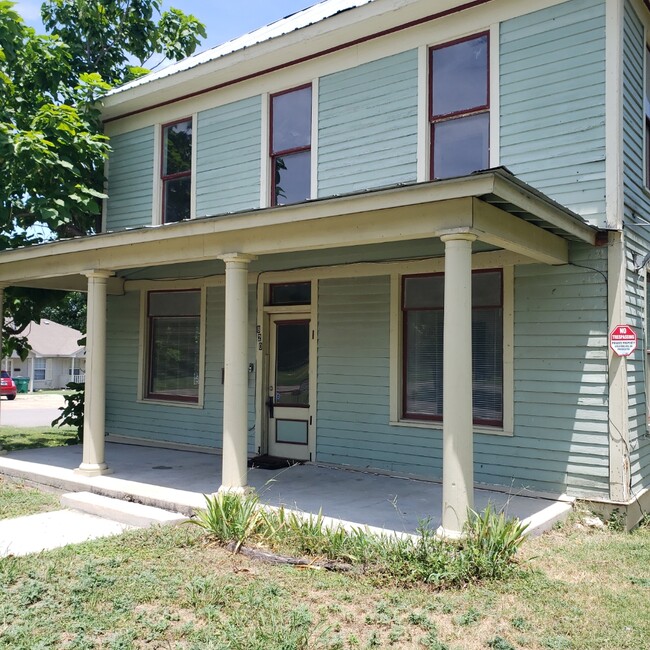 820 Porter St in Taylor, TX - Building Photo - Building Photo