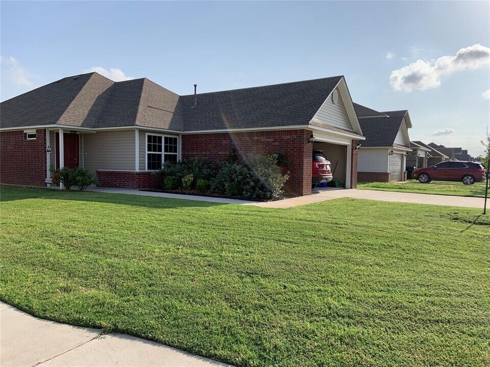 9200 NW 71st St in Yukon, OK - Building Photo