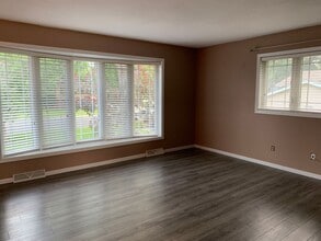 570 Roberts St SW in Hutchinson, MN - Building Photo - Building Photo