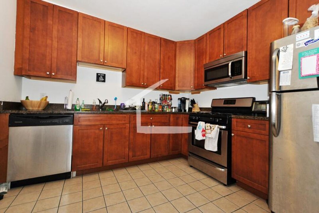 870 Huntington Ave in Boston, MA - Building Photo