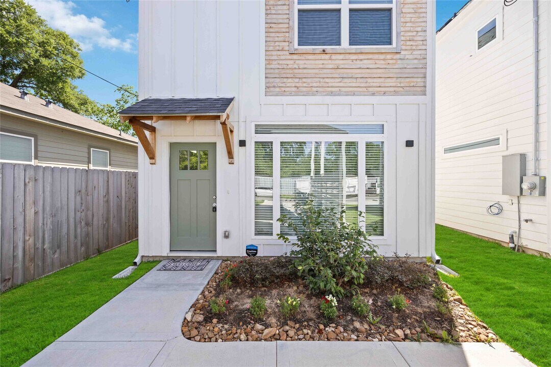 8016 Willow St in Houston, TX - Building Photo