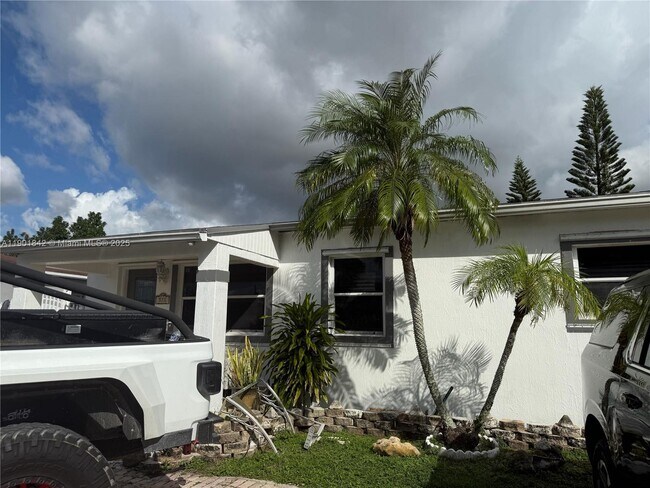 571 E 59th St in Hialeah, FL - Building Photo - Building Photo