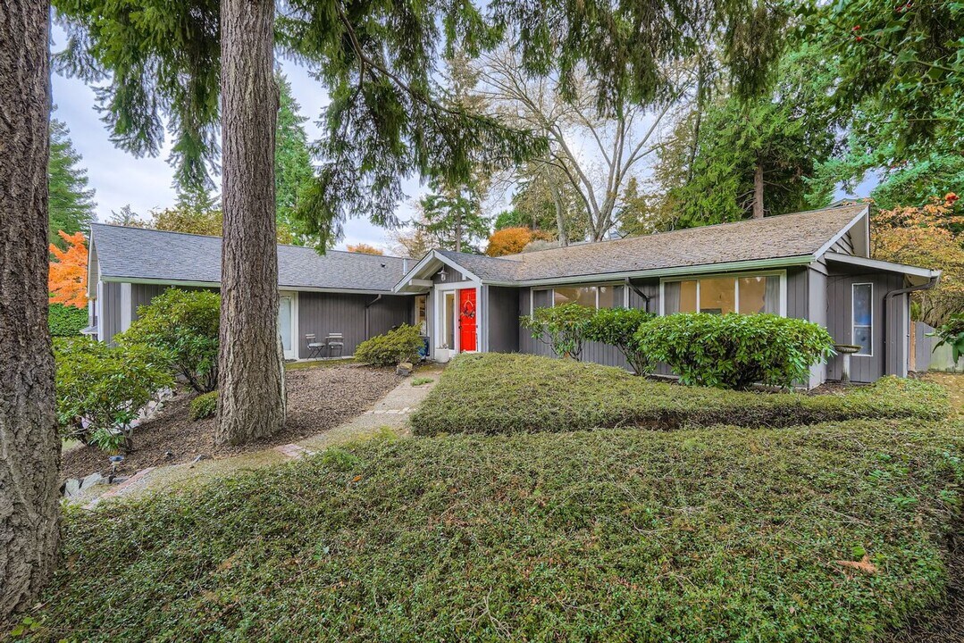 2629 80th Ave NE in Medina, WA - Building Photo