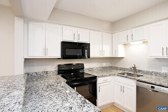 1032 Cheshire Ct in Charlottesville, VA - Building Photo - Building Photo