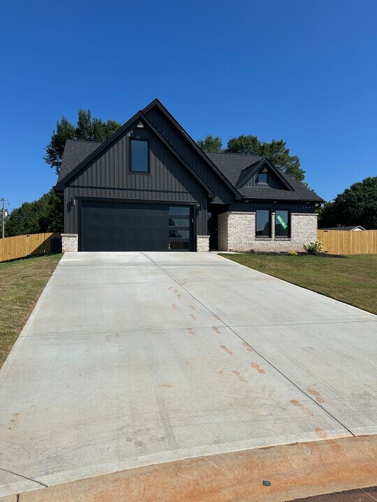 2034 Meadow Glen Ct in Chesnee, SC - Building Photo