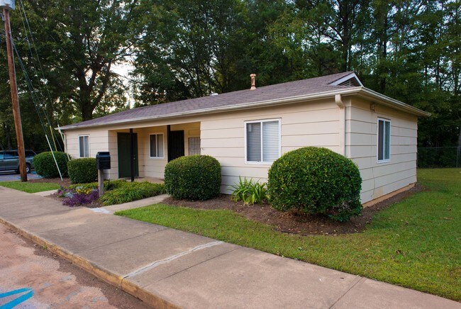 Brentwood Park Apartments in Talladega, AL - Building Photo - Building Photo