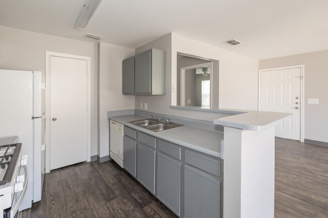 La Estancia Apartments in Weslaco, TX - Building Photo - Interior Photo