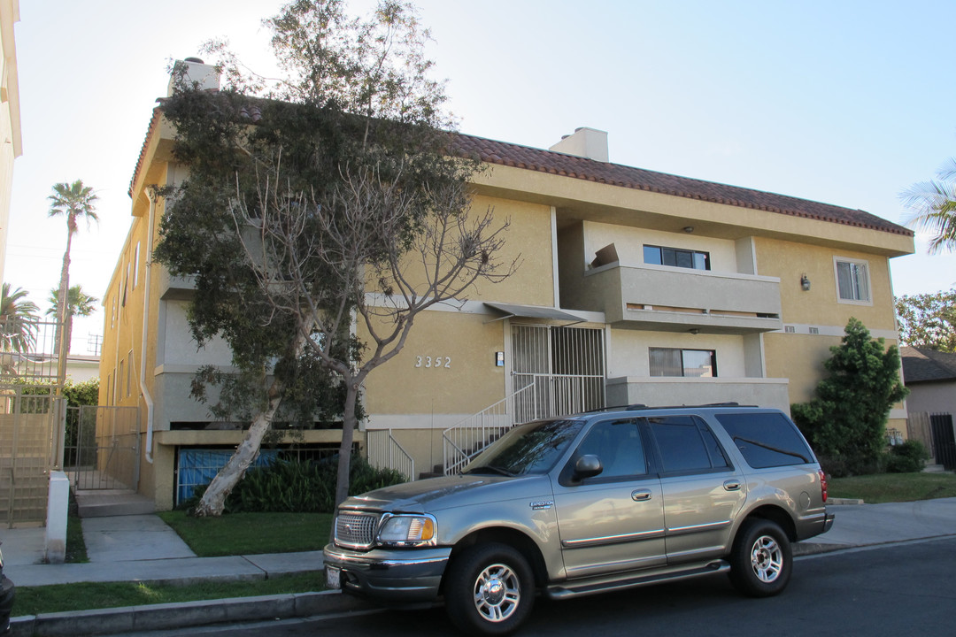 3352 Oakhurst Ave in Los Angeles, CA - Foto de edificio