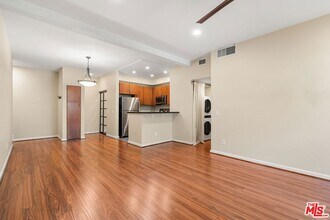 8300 Manitoba St in Los Angeles, CA - Foto de edificio - Building Photo