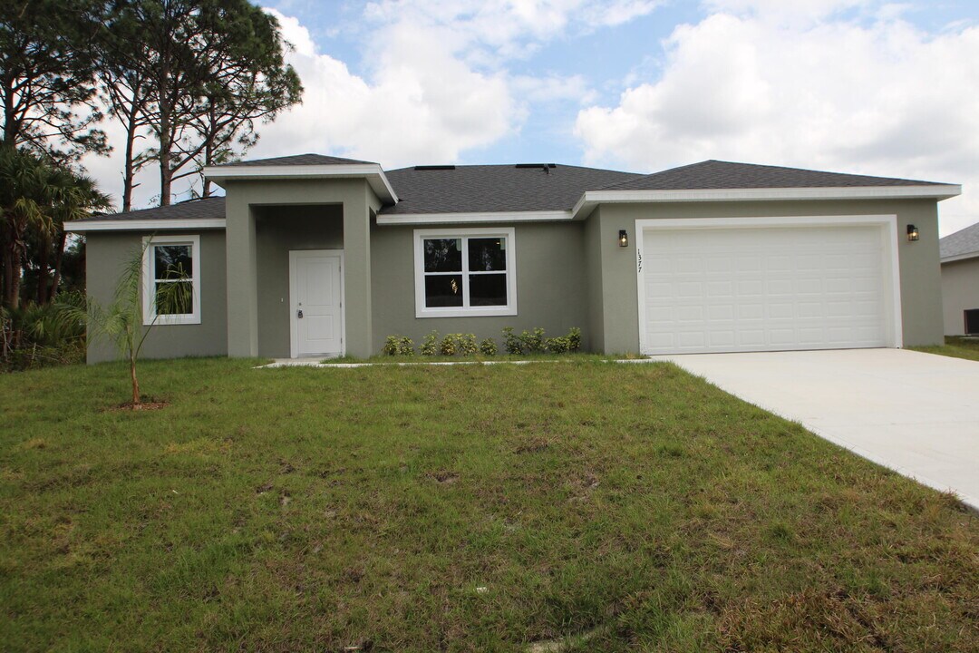 1377 Harper Blvd SW in Palm Bay, FL - Foto de edificio