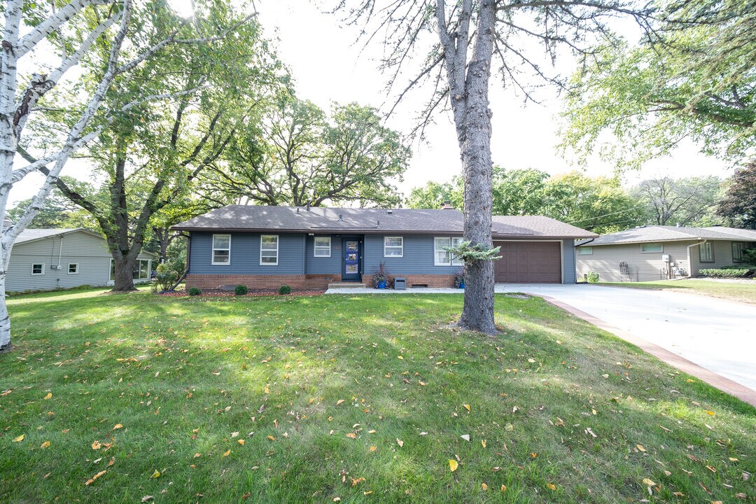 9424 Thomas Rd in Bloomington, MN - Building Photo