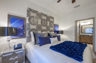 2111 Westheimer Rd in Houston, TX - Foto de edificio - Building Photo