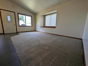 408 E Montgomery St in Knoxville, IA - Building Photo - Building Photo