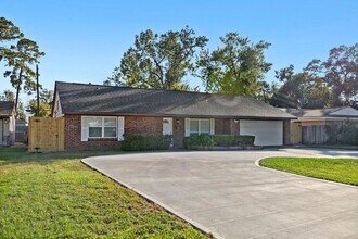 10055 Westview Dr in Houston, TX - Building Photo - Building Photo