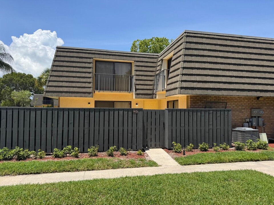 915 9th Way in West Palm Beach, FL - Foto de edificio