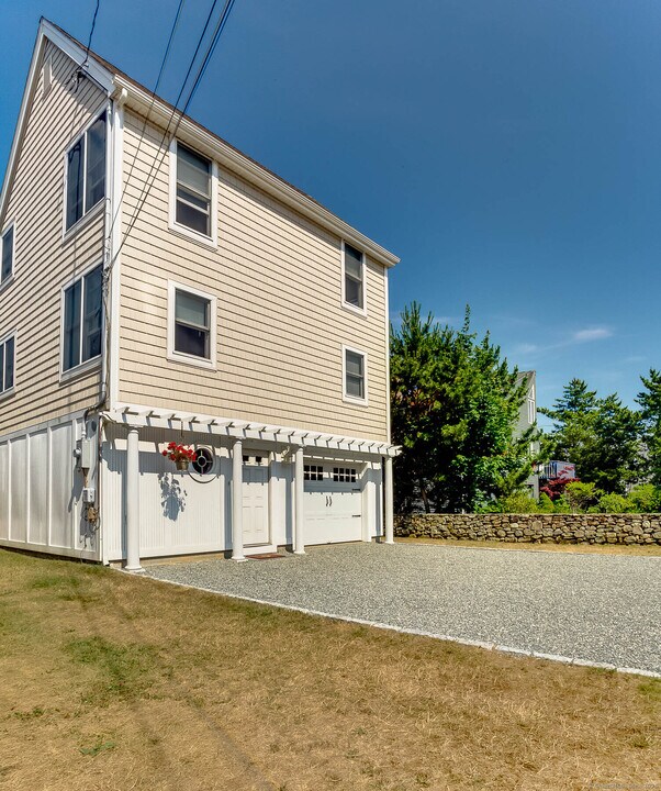 18 Atlantic Ave in Groton, CT - Building Photo