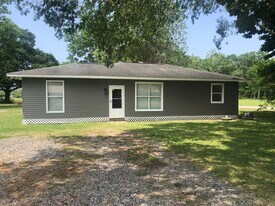 1060 Jules Broussard Rd in Breaux Bridge, LA - Building Photo