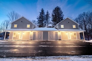 10 Cottage St in Hampden, ME - Building Photo