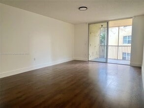 8353 Lake Dr, Unit 303 in Doral, FL - Building Photo - Building Photo