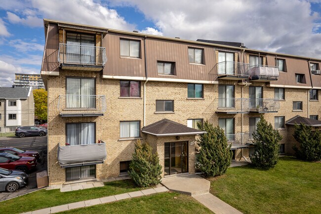 505 Laval Boul in Laval, QC - Building Photo - Primary Photo
