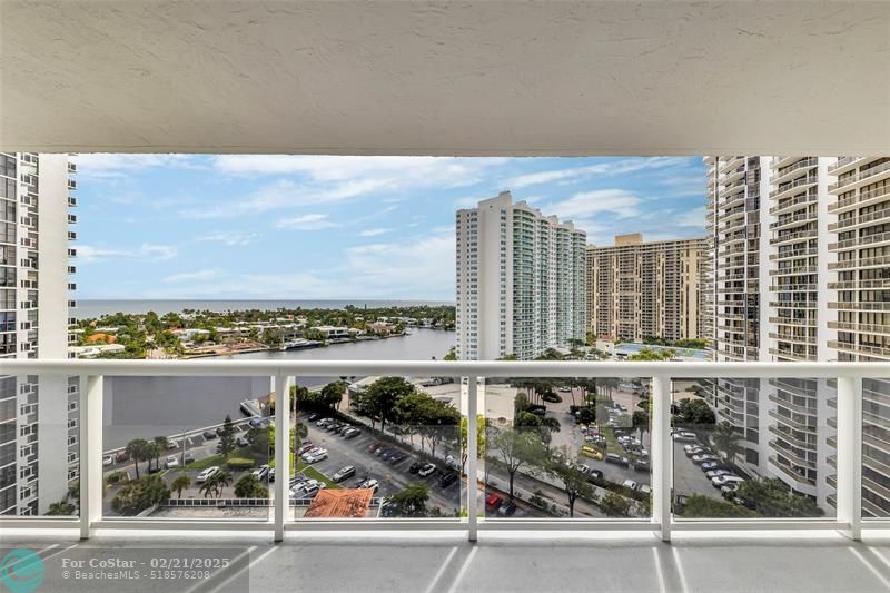 20505 E Country Club Dr in Miami, FL - Building Photo