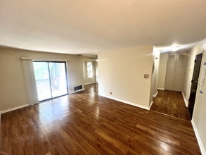 2275 Country Club Dr in Woodridge, IL - Building Photo - Building Photo