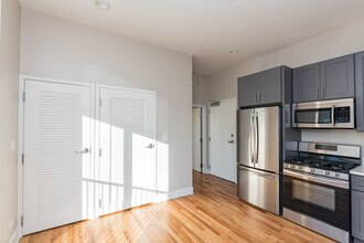 3122 N Broadway St, Unit 401 in Chicago, IL - Building Photo - Building Photo