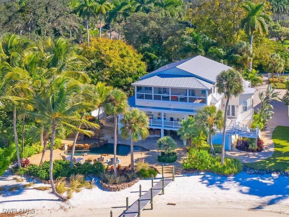 100 Fairview Ave in Ft. Myers, FL - Building Photo
