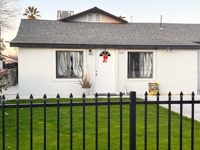 912 31st St in Bakersfield, CA - Foto de edificio - Building Photo