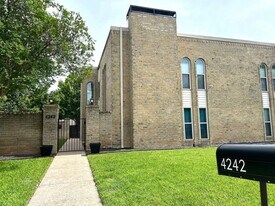 4242 Harvest Hill Rd in Dallas, TX - Building Photo