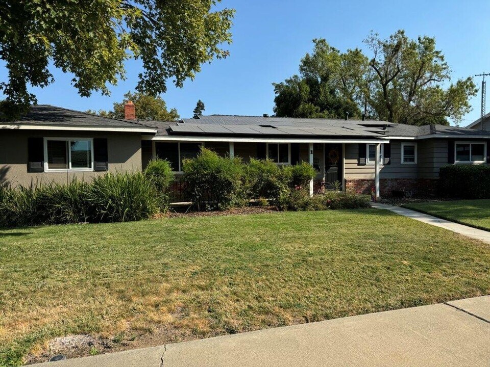 1 Cypress Dr in Woodland, CA - Building Photo