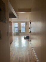 241 W 122nd St, Unit #2 in New York, NY - Foto de edificio - Building Photo