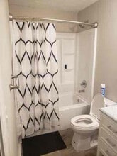 5112 Miller Rd SW, Unit Ind. Adult Bedrooms in Lilburn, GA - Foto de edificio - Building Photo