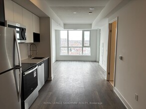 202 Burnhamthorpe Rd E in Mississauga, ON - Building Photo - Building Photo
