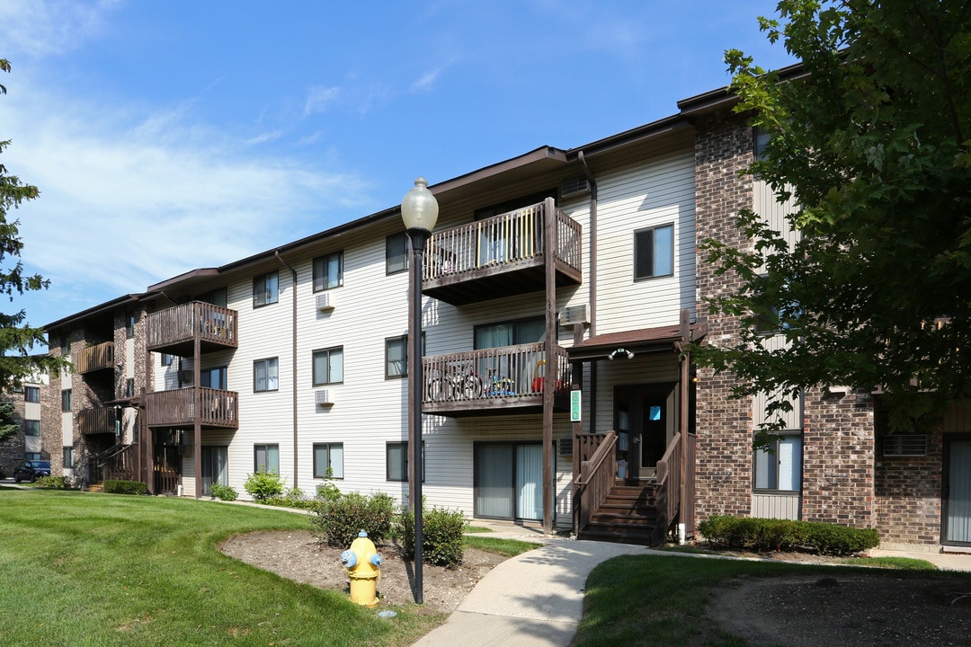 Emerald Pointe Apartments in Vernon Hills, IL - Foto de edificio