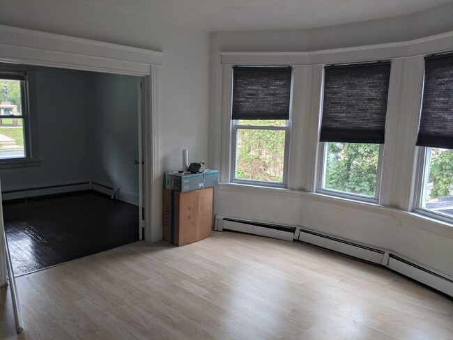 17 Somerset St, Unit 1 in Somerville, NJ - Foto de edificio - Building Photo