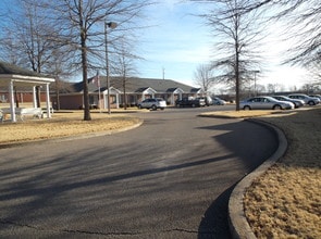 Willow Oaks Independent Living in Dyer, TN - Foto de edificio - Building Photo