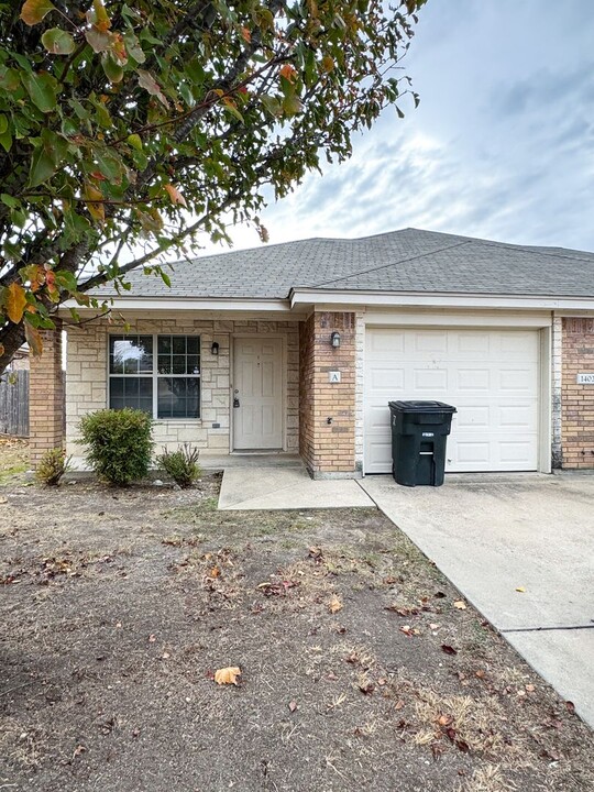 1402 Cinch Dr-Unit -Perfect duplex in perfect location! in Killeen, TX - Building Photo