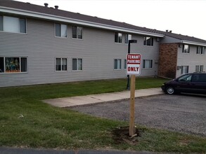 2421 E Irwin St in Pierre, SD - Foto de edificio - Building Photo