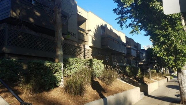 The Montecito South Apartments in Mission Hills, CA - Building Photo - Building Photo