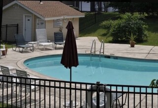 93 Chestnut St, Unit apt F in Bethel, CT - Foto de edificio - Building Photo