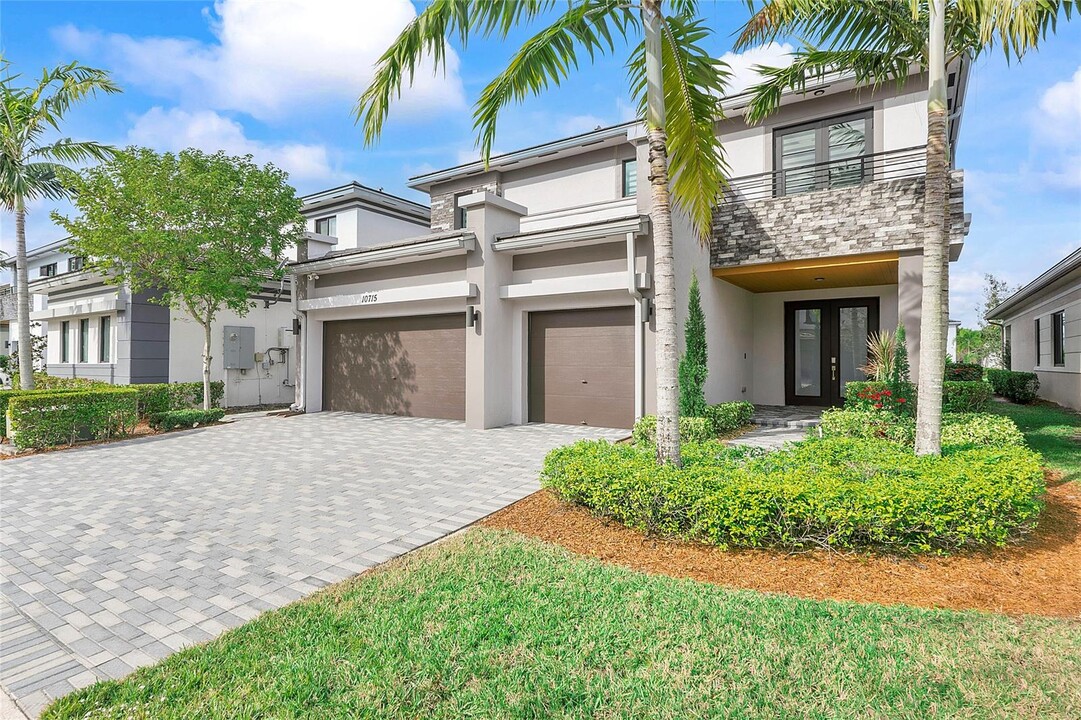 10715 Pacifica Way in Parkland, FL - Building Photo