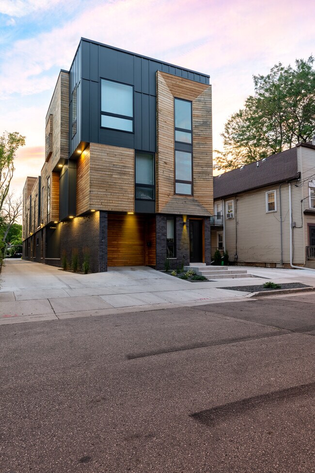 1817 N Arlington Pl in Milwaukee, WI - Building Photo - Building Photo