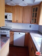 10921 Morrison St in Los Angeles, CA - Building Photo - Building Photo