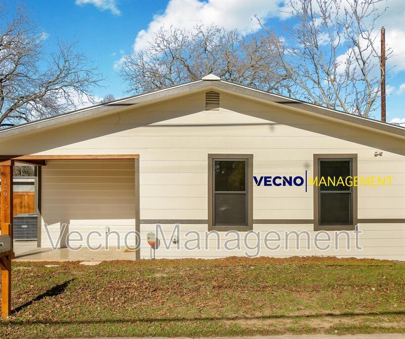 129 E Torrey St in New Braunfels, TX - Building Photo