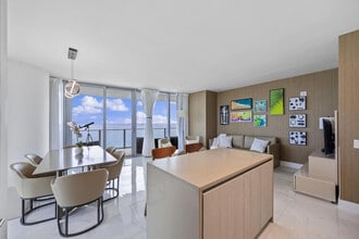 4011 S Ocean Dr in Hollywood, FL - Building Photo - Building Photo