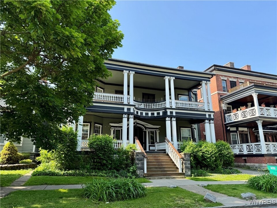242 Bryant St in Buffalo, NY - Building Photo